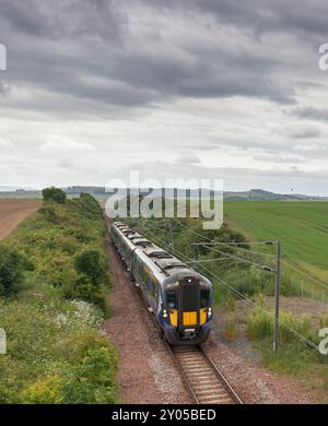 Treno elettrico a più unità ScotRail Siemens classe 385 sulla diramazione elettrificata a binario singolo di North Berwick a East Lothian, Scozia, Regno Unito Foto Stock