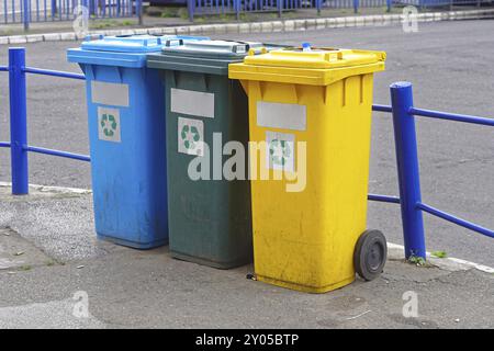 Plastica tre scomparti di riciclaggio per lo smistamento dei rifiuti Foto Stock