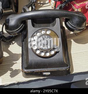 Bachelite nera telefono retrò al mercato delle pulci Foto Stock