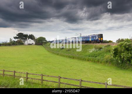 Treno elettrico a più unità ScotRail Siemens classe 385 sulla diramazione elettrificata a binario singolo di North Berwick a East Lothian, Scozia, Regno Unito Foto Stock