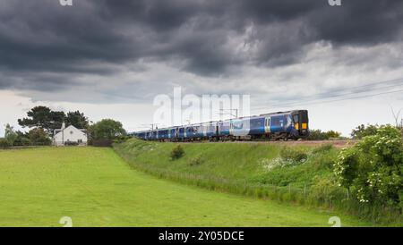 Treno elettrico a più unità ScotRail Siemens classe 385 sulla diramazione elettrificata a binario singolo di North Berwick a East Lothian, Scozia, Regno Unito Foto Stock