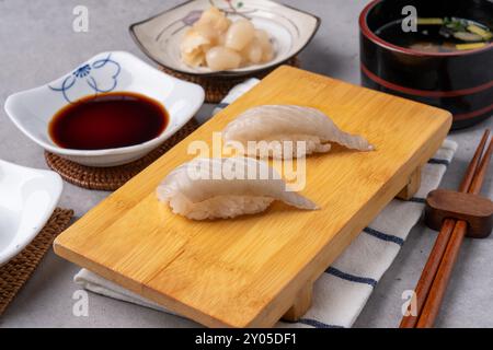 Pesce piatto, sushi, salmone, pesce, sashimi, gamberi, tonno, giapponese, gamberi grossi, fritti, taco, pinna, fritto Foto Stock