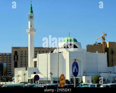 Medina, Arabia Saudita, giugno 27 2024: Moschea Masjid Bilal ibn Rabah, situata a circa 500 metri a sud di Masjid Nabawi, la moschea profeta di Madinah, nome Foto Stock