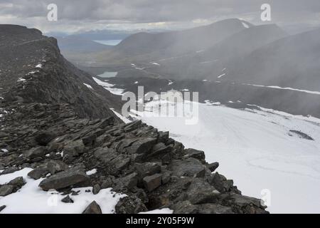 Doccia di neve sul ghiacciaio Ballinriehppi nella valle Ballinvaggi, Alpi Abisko, Norrbotten, Lapponia, Svezia, luglio 2013, Europa Foto Stock