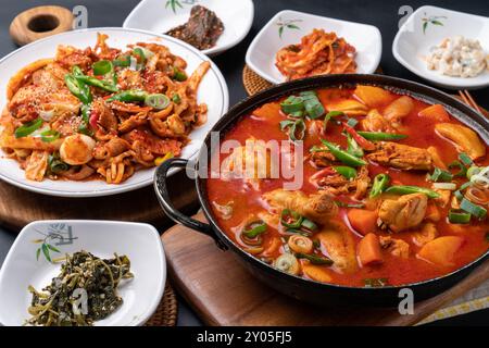 Bibimbap, cucina coreana, pollo brasato piccante, pollo brasato piccante, budae jjigae, saltato in padella piccante Foto Stock