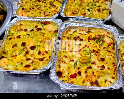 Gamberetti al forno con salsa di besciamella, con verdure, spezie e pepe, al forno, gamberetti non sbucciati e varietà di pesce cotte al forno, s Foto Stock