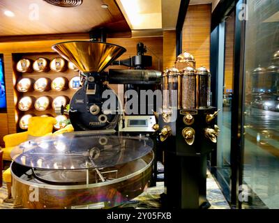 Cairo, Egitto, 13 luglio 2024: Torrefazione del caffè, torrefazione del caffè trasforma le proprietà chimiche e fisiche dei chicchi di caffè verdi in torrefazione Foto Stock