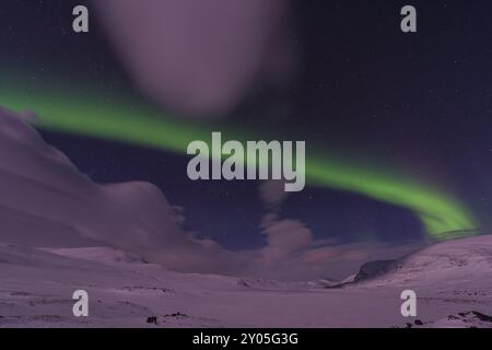 Aurora boreale (Aurora boreale) sulle montagne illuminate dalla luna sul sentiero escursionistico a lunga distanza Kungsleden, Alesjaure, Norrbotten, Lapponia, Svezia, 2 marzo Foto Stock