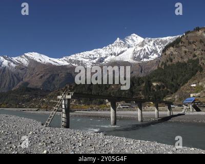 Dhaulagiri e ponte danneggiato, scenario nel Nepal centrale Foto Stock