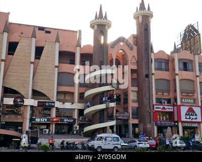 Cairo, Egitto, luglio 27 2024: Parco divertimenti Wonder Land, Wonderland City include molti giochi emozionanti, la stella del treno espresso loping, ruota dei carri, Foto Stock
