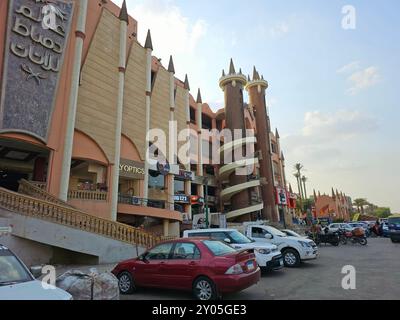 Cairo, Egitto, luglio 27 2024: Parco divertimenti Wonder Land, Wonderland City include molti giochi emozionanti, la stella del treno espresso loping, ruota dei carri, Foto Stock