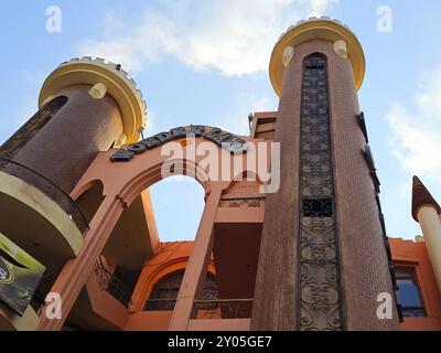 Cairo, Egitto, luglio 27 2024: Parco divertimenti Wonder Land, Wonderland City include molti giochi emozionanti, la stella del treno espresso loping, ruota dei carri, Foto Stock