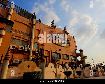 Cairo, Egitto, luglio 27 2024: Parco divertimenti Wonder Land, Wonderland City include molti giochi emozionanti, la stella del treno espresso loping, ruota dei carri, Foto Stock