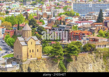 Tbilisi, Repubblica di Georgia, 29 aprile 2017: Skyline panoramico con chiesa Metekhi Foto Stock