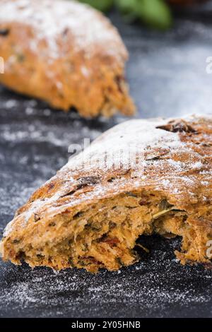 Freschi di forno Ciabatta con pomodori secchi, basilico e olive Foto Stock