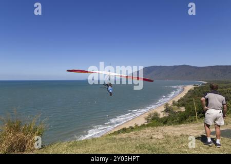 Port Douglas, Australia, 27 aprile 2015: Deltaplano a partire dal punto panoramico di Trinity Bay, Oceania Foto Stock