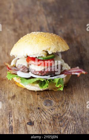 Hamburger fatti in casa su legno rustico Foto Stock