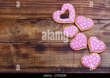 Il giorno di San Valentino a forma di cuore i cookie sul vecchio sfondo di legno.In casa Foto Stock