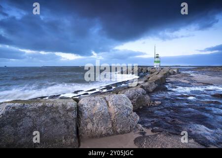 Faro sulla costa nord del mare, Ijmuiden, Olanda Foto Stock