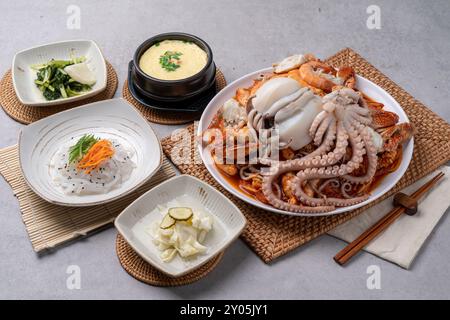 Cibo coreano, Don coreano, carne cruda, kimchi, al vapore, agu, merluzzo giallo, merluzzo giallo secco, pesce, pollo brasato, contorni, uova al vapore, calamari, Foto Stock