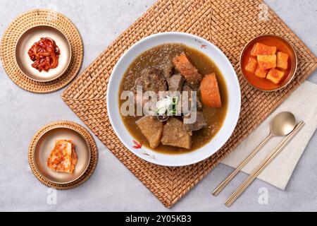 Cucina coreana, manzo coreano, gomtang, mimetismo di manzo, zuppa di crogiolo, carne di maiale bollita, coda di manzo, al vapore, zuppa, contorni, calamari salati, kkakdugi, Foto Stock