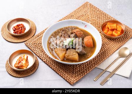 Cucina coreana, manzo coreano, gomtang, mimetismo di manzo, zuppa di crogiolo, carne di maiale bollita, coda di manzo, al vapore, zuppa, contorni, calamari salati, kkakdugi, Foto Stock