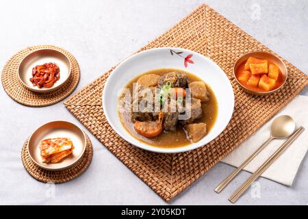 Cucina coreana, manzo coreano, gomtang, mimetismo di manzo, zuppa di crogiolo, carne di maiale bollita, coda di manzo, al vapore, zuppa, contorni, calamari salati, kkakdugi, Foto Stock