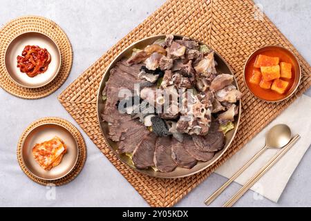 Cucina coreana, manzo coreano, gomtang, mimetismo di manzo, zuppa di crogiolo, carne di maiale bollita, coda di manzo, al vapore, zuppa, contorni, calamari salati, kkakdugi, Foto Stock