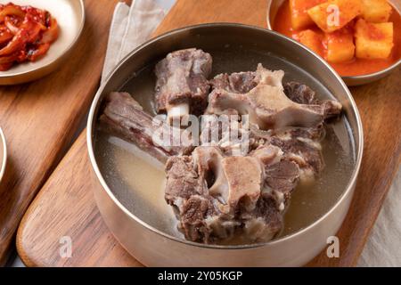 Cucina coreana, manzo coreano, gomtang, mimetismo di manzo, zuppa di crogiolo, carne di maiale bollita, coda di manzo, al vapore, zuppa, contorni, calamari salati, kkakdugi, Foto Stock