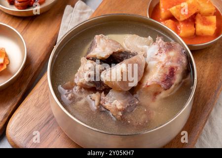 Cucina coreana, manzo coreano, gomtang, mimetismo di manzo, zuppa di crogiolo, carne di maiale bollita, coda di manzo, al vapore, zuppa, contorni, calamari salati, kkakdugi, Foto Stock