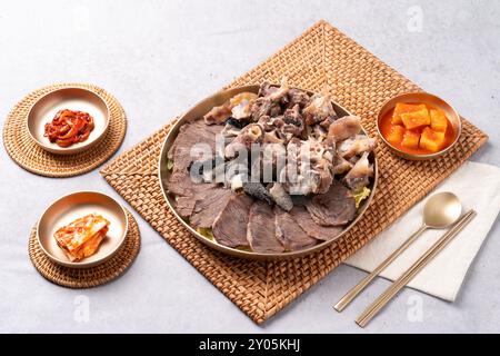 Cucina coreana, manzo coreano, gomtang, mimetismo di manzo, zuppa di crogiolo, carne di maiale bollita, coda di manzo, al vapore, zuppa, contorni, calamari salati, kkakdugi, Foto Stock