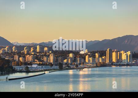 New Westminster, British Columbia, Canada. Centro di New Westminster al tramonto. Stato industriale vicino al fiume Fraser. Foto Stock