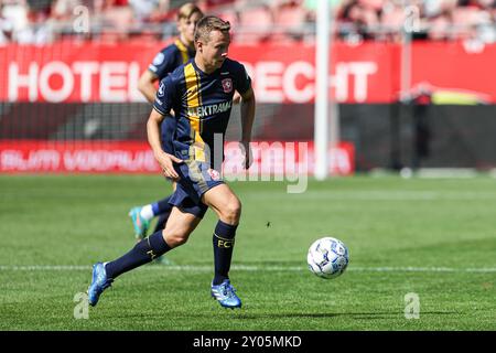UTRECHT, PAESI BASSI - 1 SETTEMBRE: Mathias Kjolo del FC Twente dribbles durante la partita olandese Eredivisie tra FC Utrecht e FC Twente allo Stadion Galgenwaard il 1° settembre 2024 a Utrecht, Paesi Bassi. (Foto di Ben Gal/Orange Pictures) Foto Stock