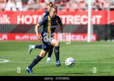 UTRECHT, PAESI BASSI - 1 SETTEMBRE: Mathias Kjolo del FC Twente dribbles durante la partita olandese Eredivisie tra FC Utrecht e FC Twente allo Stadion Galgenwaard il 1° settembre 2024 a Utrecht, Paesi Bassi. (Foto di Ben Gal/Orange Pictures) Foto Stock