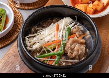 Cibo coreano, budae jjigae, galbitang, pentola di terra, bulgogi, pancetta di maiale, grigliata, contorni, kimchi, cetrioli, patate, verdure Foto Stock