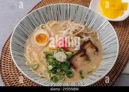 Cibo giapponese, salmone, donburi, gyudon, ramen, sushi, gamberi, pesce piatto, uova, ciambelle, contorni Foto Stock