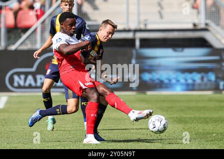 UTRECHT, PAESI BASSI - 1 SETTEMBRE: Noah Ohio dell'FC Utrecht, Mathias Kjolo del FC Twente si batte per il pallone durante la partita olandese Eredivisie tra FC Utrecht e FC Twente allo Stadion Galgenwaard il 1° settembre 2024 a Utrecht, Paesi Bassi. (Foto di Ben Gal/Orange Pictures) Foto Stock