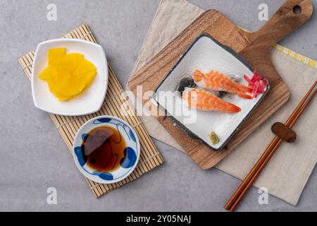 Cibo giapponese, salmone, donburi, gyudon, ramen, sushi, gamberi, pesce piatto, uova, ciambelle, contorni Foto Stock