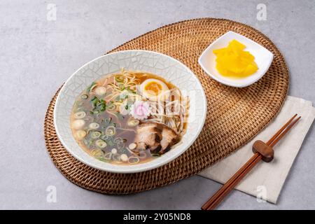 Cibo giapponese, salmone, donburi, gyudon, ramen, sushi, gamberi, pesce piatto, uova, ciambelle, contorni Foto Stock