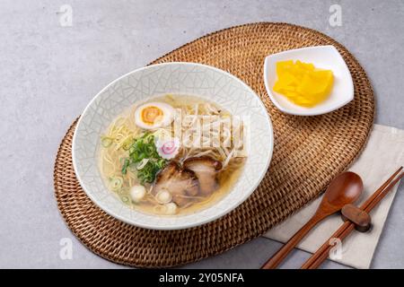 Cibo giapponese, salmone, donburi, gyudon, ramen, sushi, gamberi, pesce piatto, uova, ciambelle, contorni Foto Stock