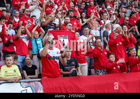 Utrecht, Paesi Bassi. 1 settembre 2024. UTRECHT, PAESI BASSI - 1 SETTEMBRE: Tifosi e tifosi dell'Utrecht tifo per la loro squadra durante una partita olandese in Eredivisie tra FC Utrecht e FC Twente allo Stadion Galgenwaard il 1° settembre 2024 a Utrecht, Paesi Bassi. (Foto di Ben Gal/Orange Pictures) credito: dpa/Alamy Live News Foto Stock