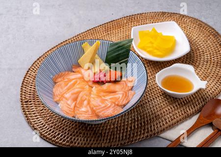 Cibo giapponese, salmone, donburi, gyudon, ramen, sushi, gamberi, pesce piatto, uova, ciambelle, contorni Foto Stock