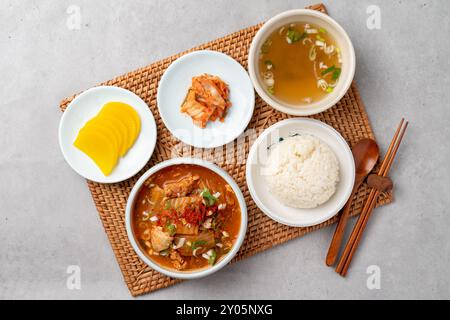 Kimchi bibimbap, bibimbap, chwinamul, ravanelli verdi, maiale brasato e kimchi, kimchi al vapore, contorni, cucina coreana, vegetariana Foto Stock