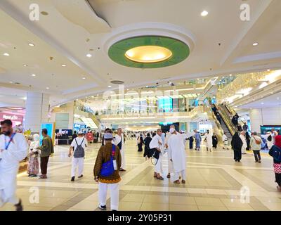 Mecca, Arabia Saudita, 4 giugno 2024: Il centro commerciale e i negozi all'interno delle Clock Towers vicino a Kaaba, un complesso governativo di sette grattacieli Foto Stock