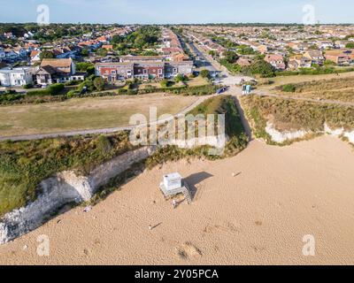 vista aerea della spiaggia e delle bianche scogliere della baia botanica sulla costa del kent Foto Stock