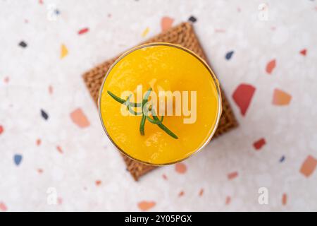 Blue Orange Monster, americano, caffè, ghiaccio, tè verde latte, fragole, latte, pompelmo, pompelmo verde, antipasto, bollicine tea, agrumi tea, mango smoo Foto Stock