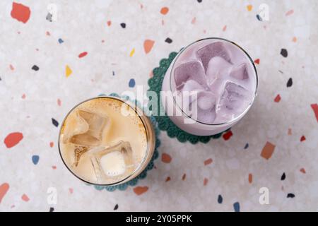 Blue Orange Monster, americano, caffè, ghiaccio, tè verde latte, fragole, latte, pompelmo, pompelmo verde, antipasto, bollicine tea, agrumi tea, mango smoo Foto Stock