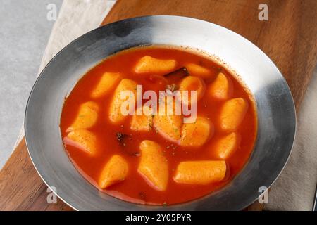 Soondae, cucina coreana, snack, torta di riso piccante, torta di riso fritta, zucca dolce, verdure, gamberetti, calamari, patate dolci, sotteok, pesce Foto Stock