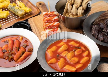 Soondae, cucina coreana, snack, torta di riso piccante, torta di riso fritta, zucca dolce, verdure, gamberetti, calamari, patate dolci, sotteok, pesce Foto Stock