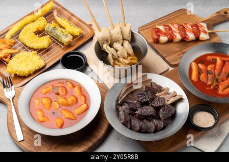 Soondae, cucina coreana, snack, torta di riso piccante, torta di riso fritta, zucca dolce, verdure, gamberetti, calamari, patate dolci, sotteok, pesce Foto Stock